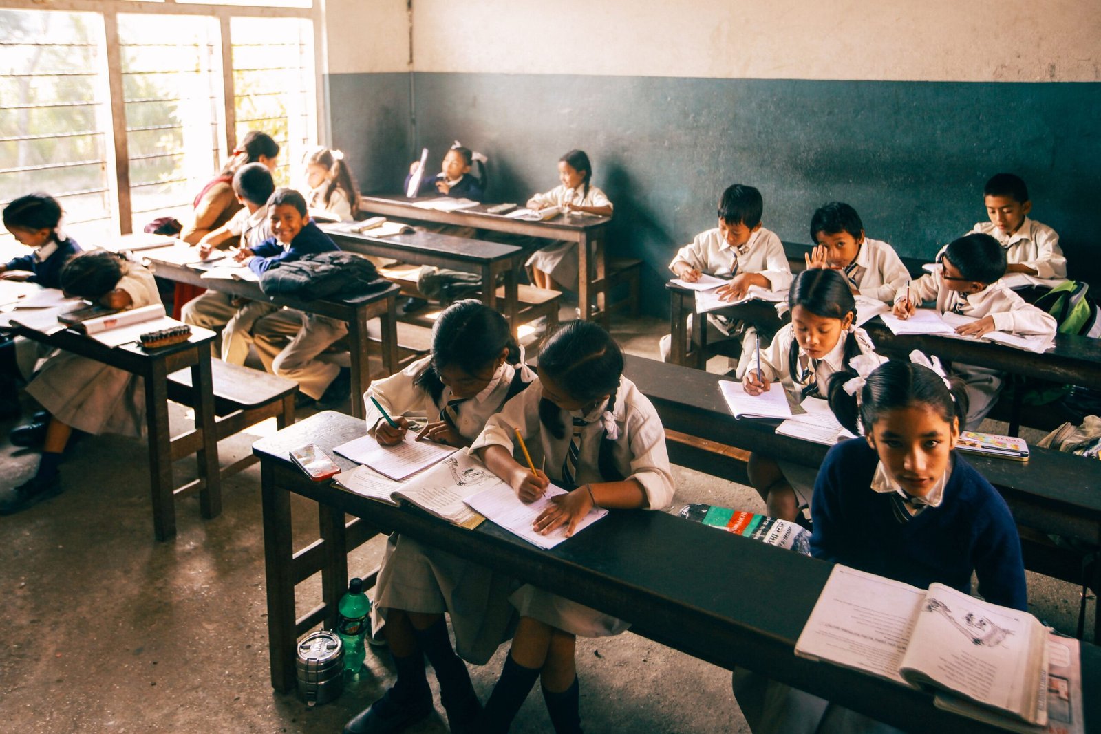 Niños pobres en salon de clases